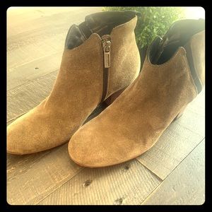 Aquatalia suede taupe/olive ankle booties